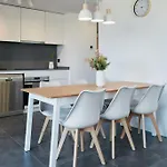 Modern In - By Welcomely شقة كاليبي