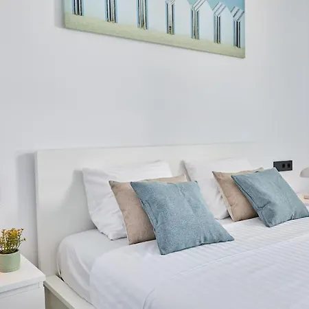 Modern With A Pool - By Welcomely